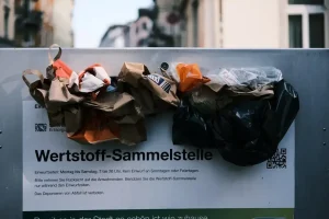 Karton po mleku to papier czy plastik? Prawda o segregacji wielomateriałowych opakowań