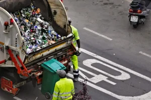Gdzie wyrzucić słuchawki? Twój przewodnik po recyklingu i noszeniu sprzętu z głową