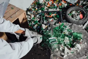 Plastikowe pojemniki po farbach – gdzie wyrzucać i jak nie zwariować po remoncie?