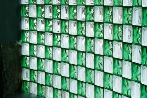 Szkło ekologiczne: jak materiał przyszłości zmienia budownictwo i design na rzecz zrównoważonego rozwoju