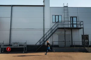Hale namiotowe na budowie – zaplecze, magazyny, hale robocze