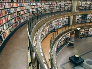 Co zrobić ze starymi książkami? 9 sprawdzonych metod [2026]