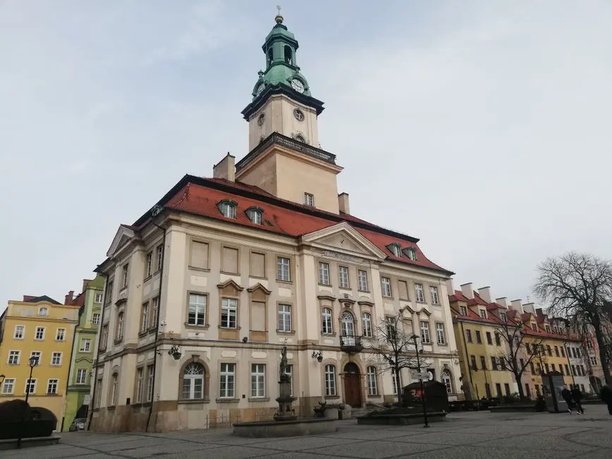 Malowniczy widok na zabytkowy jeleniogórski ratusz, będący doskonałym przykładem klasycznej architektury.