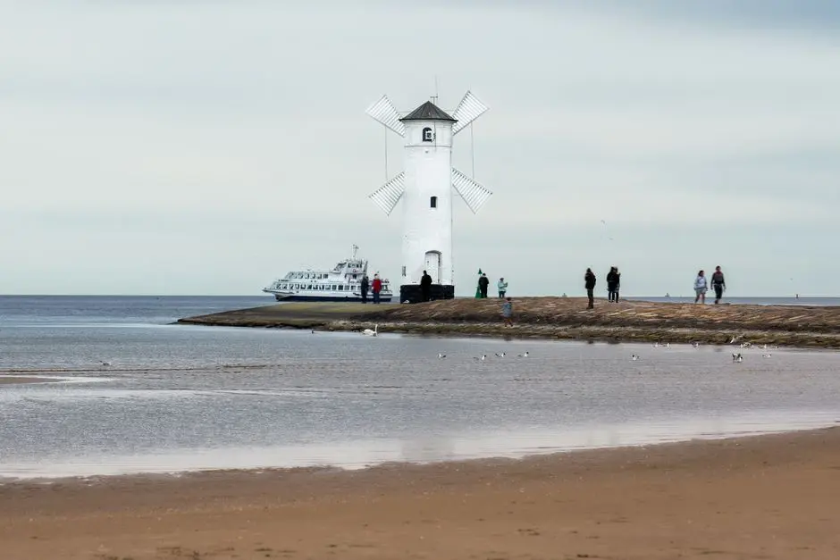 Młyn wiatrowy Stawa Młyny na plaży w Świnoujściu, popularny punkt orientacyjny w Polsce.