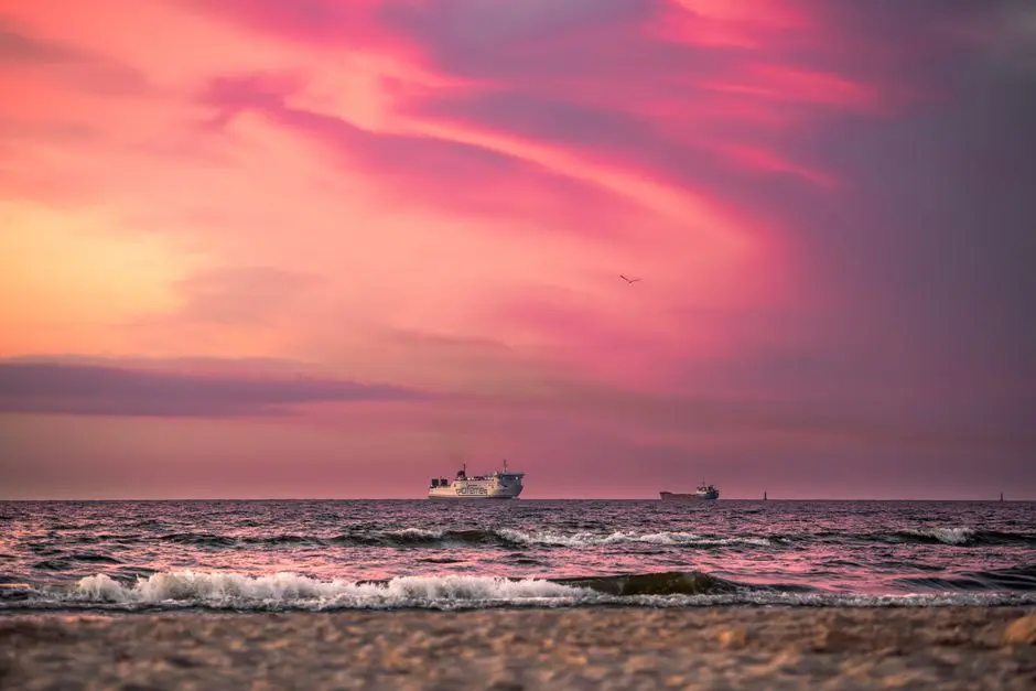 Urzekający zachód słońca ze statkami na Morzu Bałtyckim w Świnoujściu, Polska.