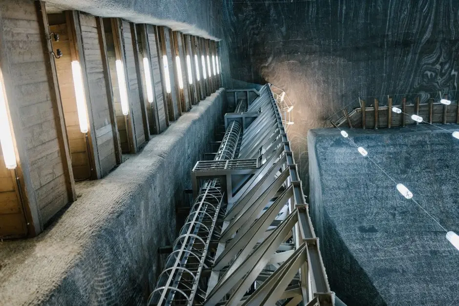 Odkryj fascynującą architekturę przemysłową kopalni soli Salina Turda w Rumunii.