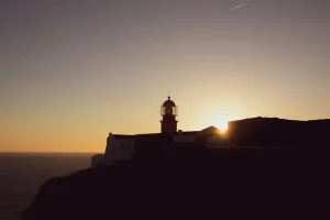 Porównanie malowniczych klifów w Algarve i zielonych krajobrazów Madery w Portugalii