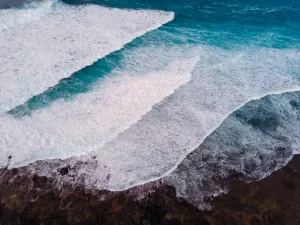 Piękna piaszczysta plaża i ocean na Fuerteventurie w Hiszpanii jako tło do artykułu o dokumentach podróżnych