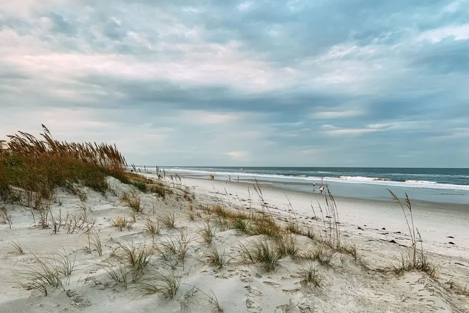 Spokojny pejzaż morski z wydmami i falami oceanu na plaży Jacksonville, FL.